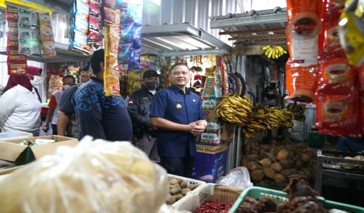 Pantau Inflasi Harga Bahan Pokok, Pj Walikota Batu Sidak Pasar Relokasi di Stadion Brantas
