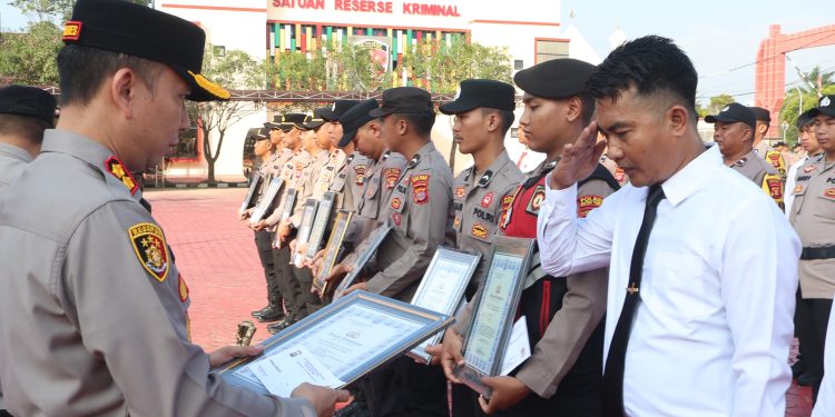 Kapolres Kutim Beri Penghargaan ke 52 Personel Berprestasi