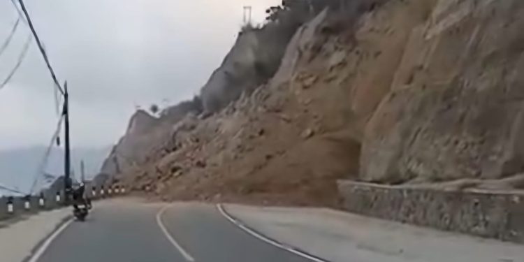Tanah Flores Kembali Diguncang Gempa M 7,7 Renggut Puluhan Jiwa, Akses Nagekeo Terisolasi