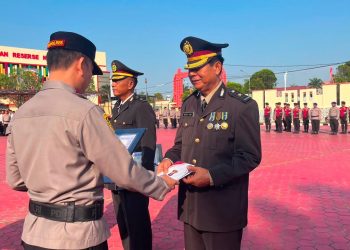 Kapolres Kutim Pimpin Upacara Wisuda Purna Tugas 7 Personel