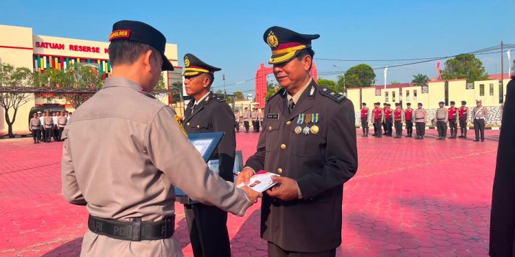 Kapolres Kutim Pimpin Upacara Wisuda Purna Tugas 7 Personel