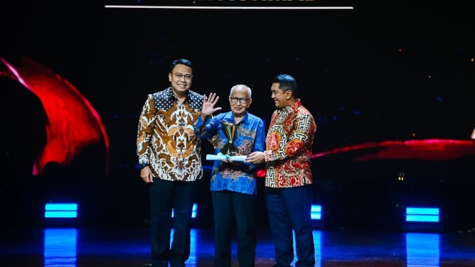 Melan Achmad Dikenal Julukan Mbah Guru Matematika Mendapat Apresiasi Wamen Komdigi