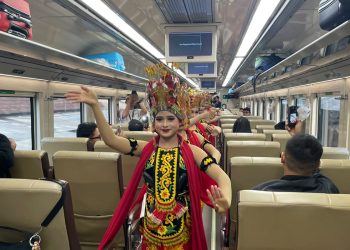 Tujuan Banyuwangi, Penumpang Kereta Sangkuriang Disuguhi Tarian Gandrung