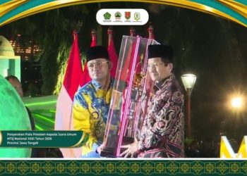 Sabet Juara Umum MTQN XXXI 2026 di Semarang, Gubernur Kaltim Terima Piala Bergilir dari Menag