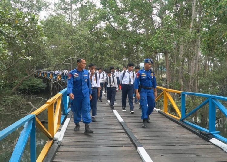 Belajar Konservasi di Markas Polairud, Siswa SMPN 4 Balikpapan Tanam 100 Bibit Mangrove