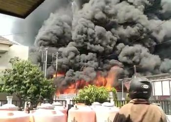 Supermarket Trans Home Berbah Sleman Ludes Terbakar, Dua Karyawan Masih Dalam Pencarian